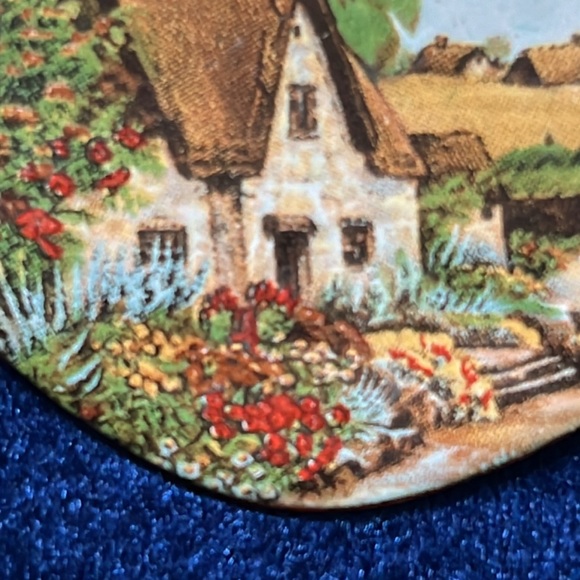 ☘️ Irish Garden & Cottage Thatched Roof Enameled Pin or Brooch  ☘️ - Picture 2 of 6
